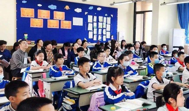 新通知！中小学学制或将九游会J9 J9九游会调整为“543”教师们直言：很为难(图2)