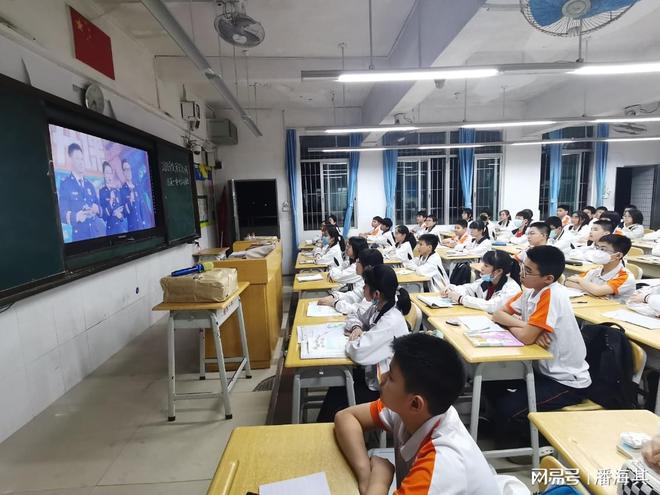 遂溪一中组织观看2023年春季全国中小学消防九游会J9 J9九游会安全公开课(图3)