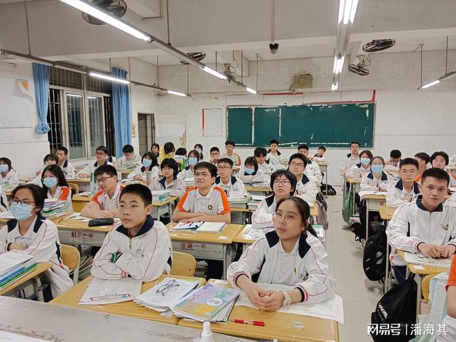 遂溪一中组织观看2023年春季全国中小学消防九游会J9 J9九游会安全公开课(图4)